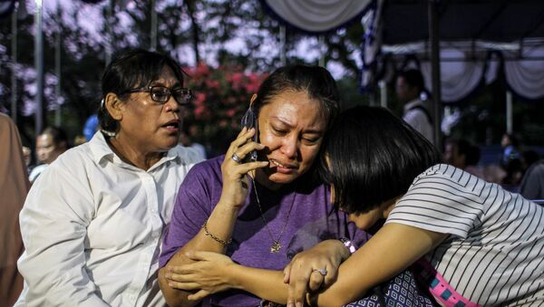Relatives of passengers on Lion Air flight JT610, that crashed into the sea, cry as they wait at Halim Perdanakusuma Airport in Jakarta. - Sputnik International
