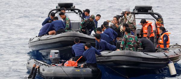 Rescue team members prepare to dive at the location where Lion Air flight JT610 crashed into the sea, in the north coast of Karawang regency, West Java province Indonesia, October 30, 2018 - Sputnik International