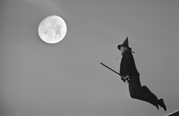 The Ghosts of Halloween Past: A World Tour of Spooky Celebrations - Sputnik International