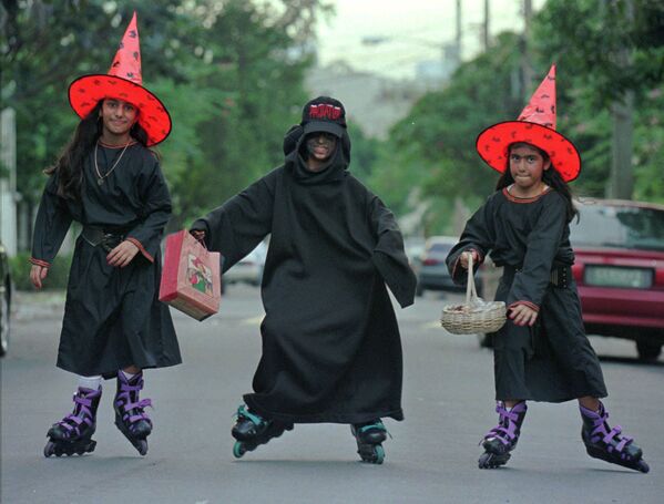 The Ghosts of Halloween Past: A World Tour of Spooky Celebrations - Sputnik International