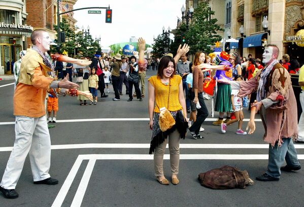 The Ghosts of Halloween Past: A World Tour of Spooky Celebrations - Sputnik International