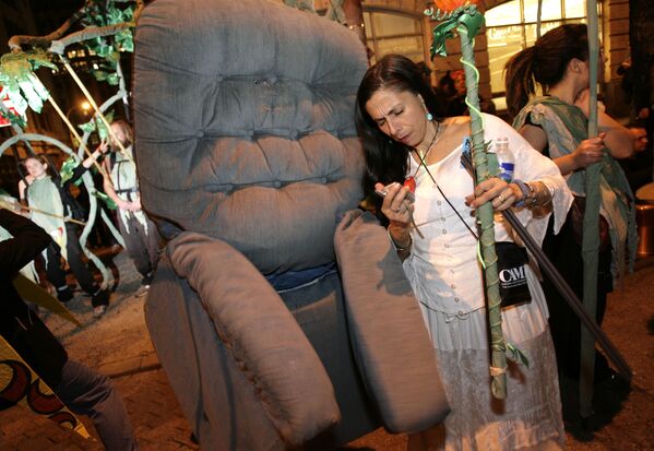 The Ghosts of Halloween Past: A World Tour of Spooky Celebrations - Sputnik International