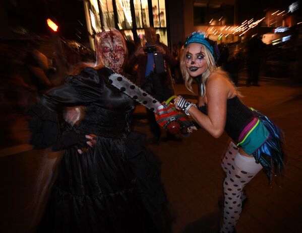 The Ghosts of Halloween Past: A World Tour of Spooky Celebrations - Sputnik International