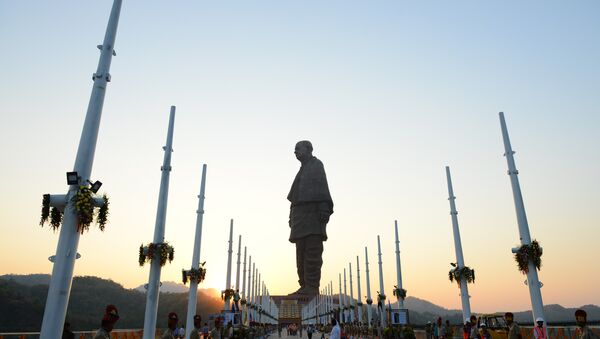Soldiers stand guard at the statue of Sardar Vallabhbhai Patel, which was unveiled in Gujarat on October 31, 2018 - Sputnik International