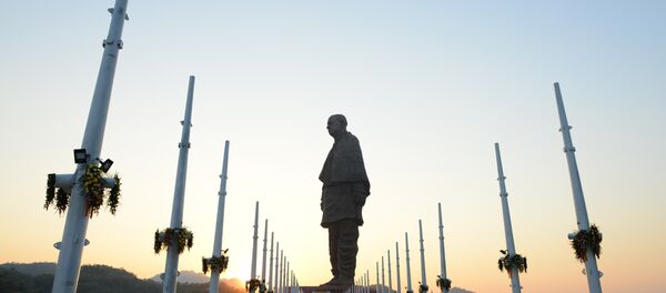 Soldiers stand guard at the statue of Sardar Vallabhbhai Patel, which was unveiled in Gujarat on October 31, 2018 Soldiers stand guard at the statue of Sardar Vallabhbhai Patel, which was unveiled in Gujarat on October 31, 2018 - Sputnik International