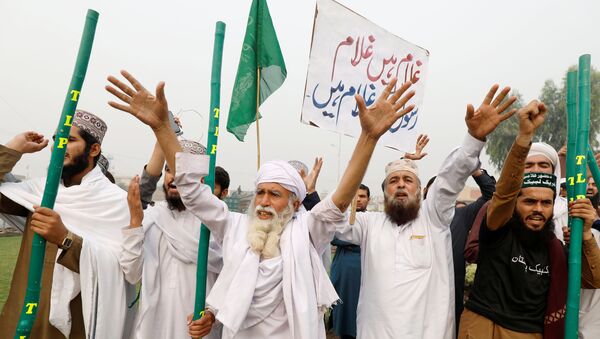 Supporters of the Tehrik-e-Labaik Pakistan, Islamist political party chant slogans, during a protest in Peshawar - Sputnik International