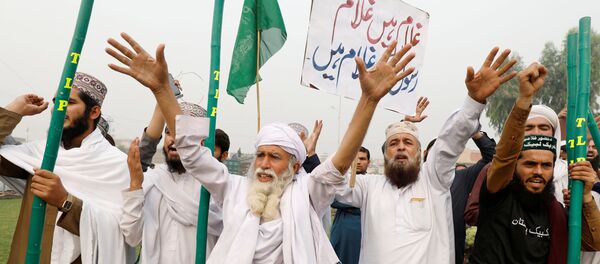 Supporters of the Tehrik-e-Labaik Pakistan, Islamist political party chant slogans, during a protest in Peshawar - Sputnik International