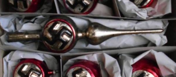 Kentucky gun show under fire after vendor sells WWII-era Christmas ornaments adorned with swastikas and KKK robes - Sputnik International