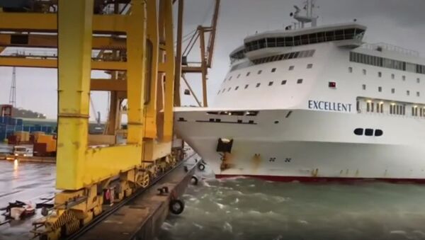 Spain: Fire erupts as passenger ferry collides with crane in Barcelona - Sputnik International