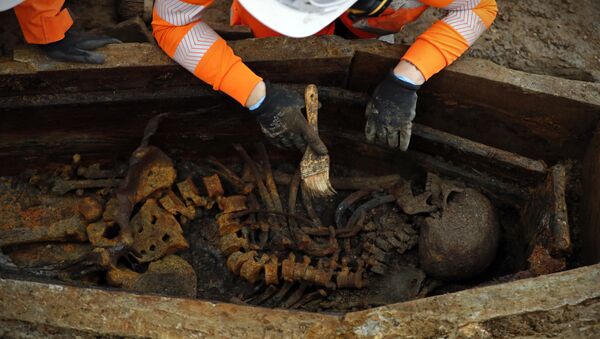 A field archaelogist uses a brush on a skeleton in an open coffin during the excavation of a late 18th to mid 19th century cemetery under St James Gardens near Euston train station in London on November 1, 2018 as part of the HS2 high-speed rail project. - Sputnik International