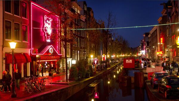People walk through the red-light district, known as De Wallen, in Amsterdam, on October 13, 2011. - Sputnik International
