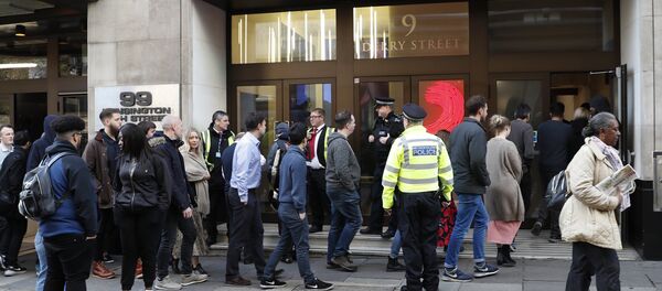 Police officers and security watch as people re-enter a building after a stabbing incident in central London, Friday, Nov. 2, 2018 Police officers and security watch as people re-enter a building after a stabbing incident in central London, Friday, Nov. 2, 2018 - Sputnik International