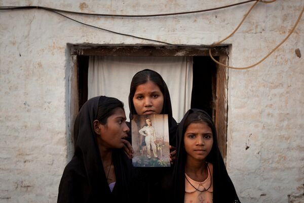 The daughters of Pakistani Christian woman Asia Bibi pose with an image of their mother while standing outside their residence in Sheikhupura located in Pakistan's Punjab Province (File) The daughters of Pakistani Christian woman Asia Bibi pose with an image of their mother while standing outside their residence in Sheikhupura located in Pakistan's Punjab Province (File) - Sputnik International