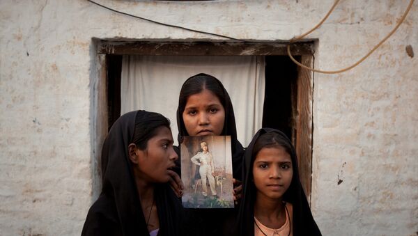 The daughters of Pakistani Christian woman Asia Bibi pose with an image of their mother while standing outside their residence in Sheikhupura located in Pakistan's Punjab Province (File) - Sputnik International