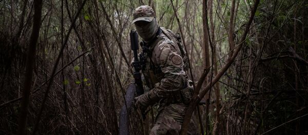 An agent with the U.S. Border Patrol Tactical Unit (BORTAC) searches a pathway near the Rio Grand river used by families who illegally cross into the United States from Mexico in Fronton, Texas, U.S., October 18, 2018. Picture taken October 18, 2018 An agent with the U.S. Border Patrol Tactical Unit (BORTAC) searches a pathway near the Rio Grand river used by families who illegally cross into the United States from Mexico in Fronton, Texas, U.S., October 18, 2018. Picture taken October 18, 2018 - Sputnik International