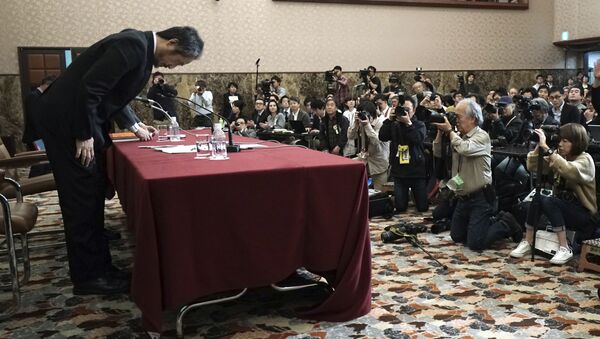 Japanese journalist Jumpei Yasuda, who was released in Syria last week after more than three years of captivity, bows at the end of his press conference in Tokyo Friday, Nov. 2, 2018. - Sputnik International