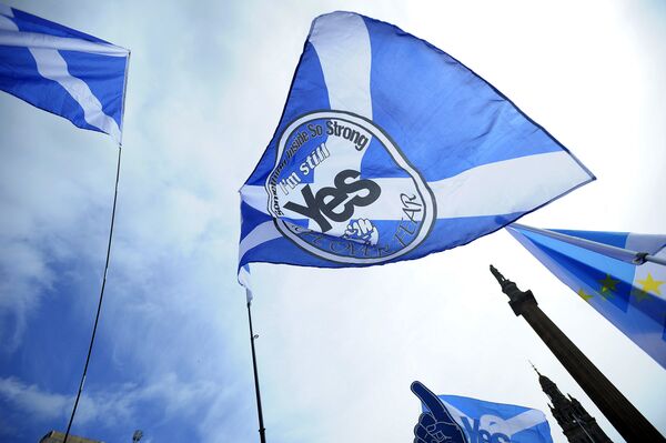 Pro-Scottish Independence supporters with Scottish Saltire flags rally in George Square in Glasgow, Scotland on July 30, 2016 to call for Scottish independence from the UK.  - Sputnik International