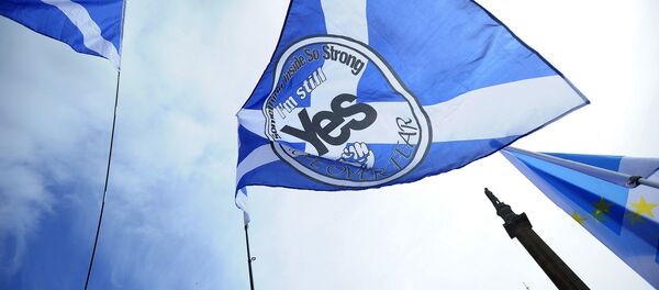 Pro-Scottish Independence supporters with Scottish Saltire flags rally in George Square in Glasgow, Scotland on July 30, 2016 to call for Scottish independence from the UK. - Sputnik International