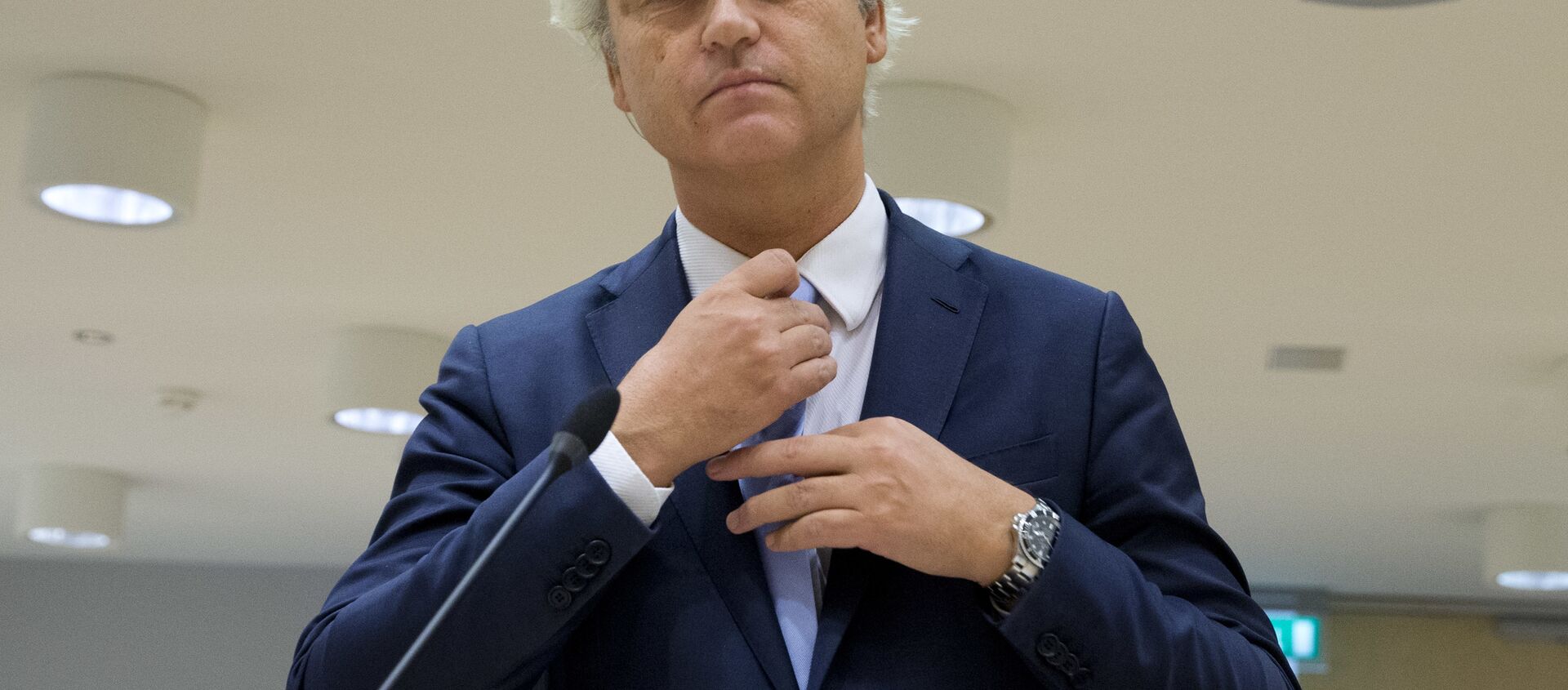 Populist anti-Islam lawmaker Geert Wilders prepares to address judges at the high-security court near Schiphol Airport, Amsterdam, Wednesday, Nov. 23, 2016, during his hate-speech trial that pits freedom of expression against the Netherlands' anti-discrimination laws - Sputnik International, 1920, 29.12.2019