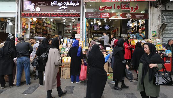 Iranians shop at the grand bazar in the capital Tehran on November 3, 2018 - Sputnik International
