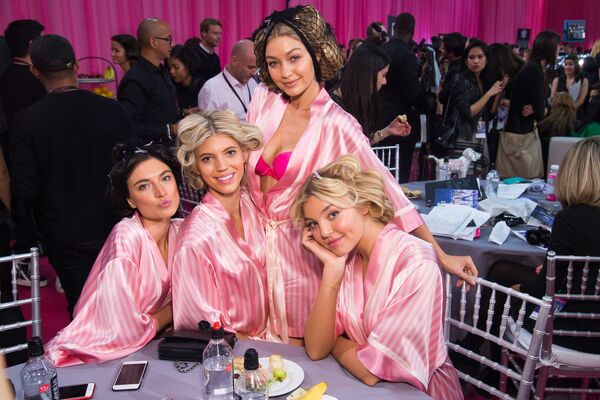 Ooh La La! A Sneak Peek Backstage at Victoria's Secret Fashion Show - Sputnik International
