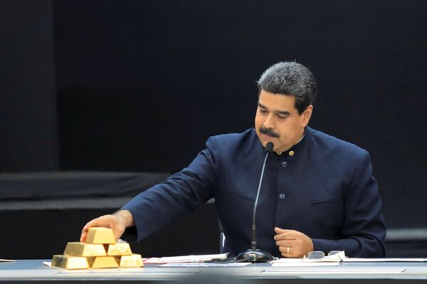 Venezuela's President Nicolas Maduro touches a gold bar as he speaks during a meeting with the ministers responsible for the economic sector at Miraflores Palace in Caracas, Venezuela March 22, 2018 Venezuela's President Nicolas Maduro touches a gold bar as he speaks during a meeting with the ministers responsible for the economic sector at Miraflores Palace in Caracas, Venezuela March 22, 2018 - Sputnik International
