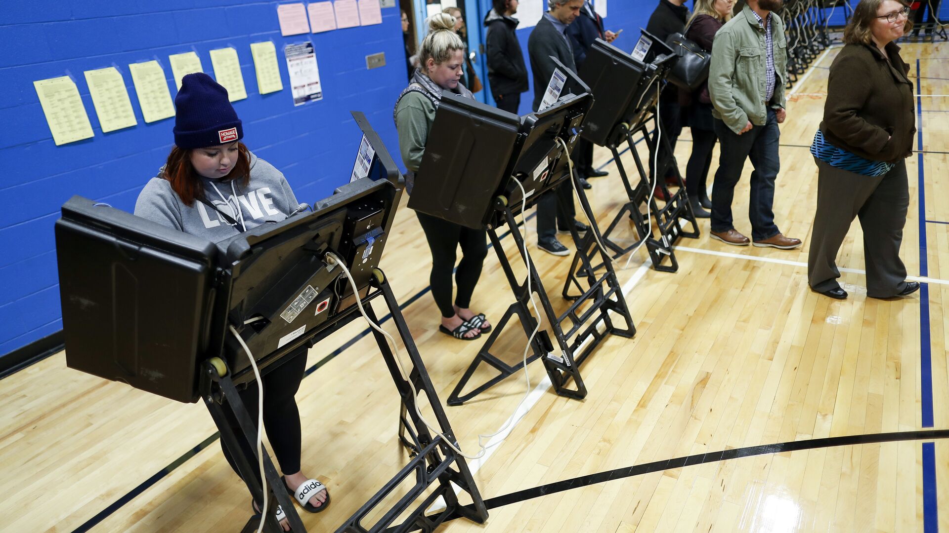 Voters in Ohio cast their ballots electronically during the 2018 midterm elections - Sputnik International, 1920, 05.08.2022