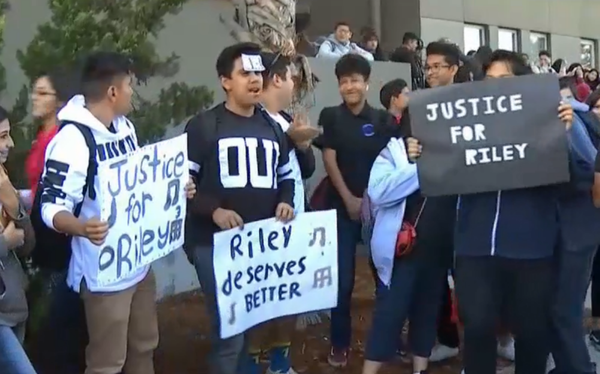 Students from California's Maywood Academy High School offer support for teacher arrested following in-school brawl with pupil - Sputnik International