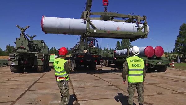 Military personel load missile into S-300 air defense missile system during exercises of the Air Defence Forces, as part of Vostok-2018 (East-2018) military drills, in Chukotka Region, Russia, September 12, 2018 - Sputnik International