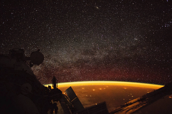 Astronaut aboard the International Space Station captures image of orange airglow enveloping Earth Astronaut aboard the International Space Station captures image of orange airglow enveloping Earth - Sputnik International