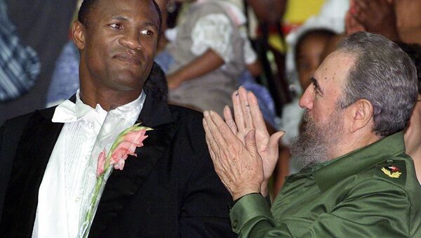 Felix Savon, pictured with the late Cuban leader Fidel Castro, was a huge hero in Cuba for his accomplishments in boxing - Sputnik International