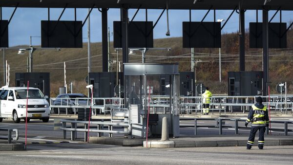 Cars arrive from Denmark to the toll and customs station at Lernacken on the Swedish side of the Oresund strait Thursday Nov. 12, 2015 - Sputnik International