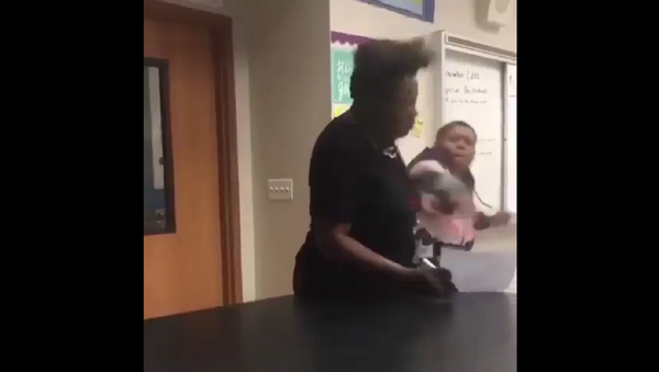 Student punches teacher at school in Baltimore. - Sputnik International