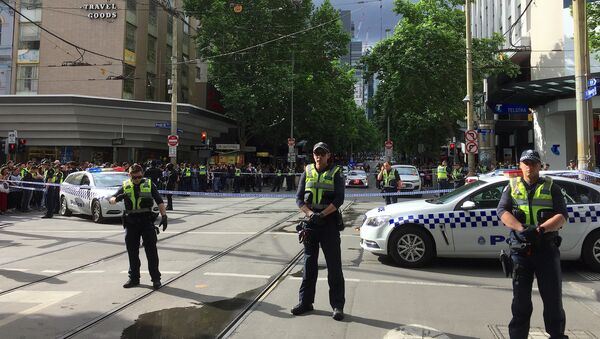 Policemen block members of the public from walking towards the Bourke Street mall in central Melbourne, Australia, November 9, 2018 - Sputnik International