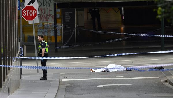 A policeman stands near a body covered with a sheet near the Bourke Street mall in central Melbourne, Australia, November 9, 2018 - Sputnik International
