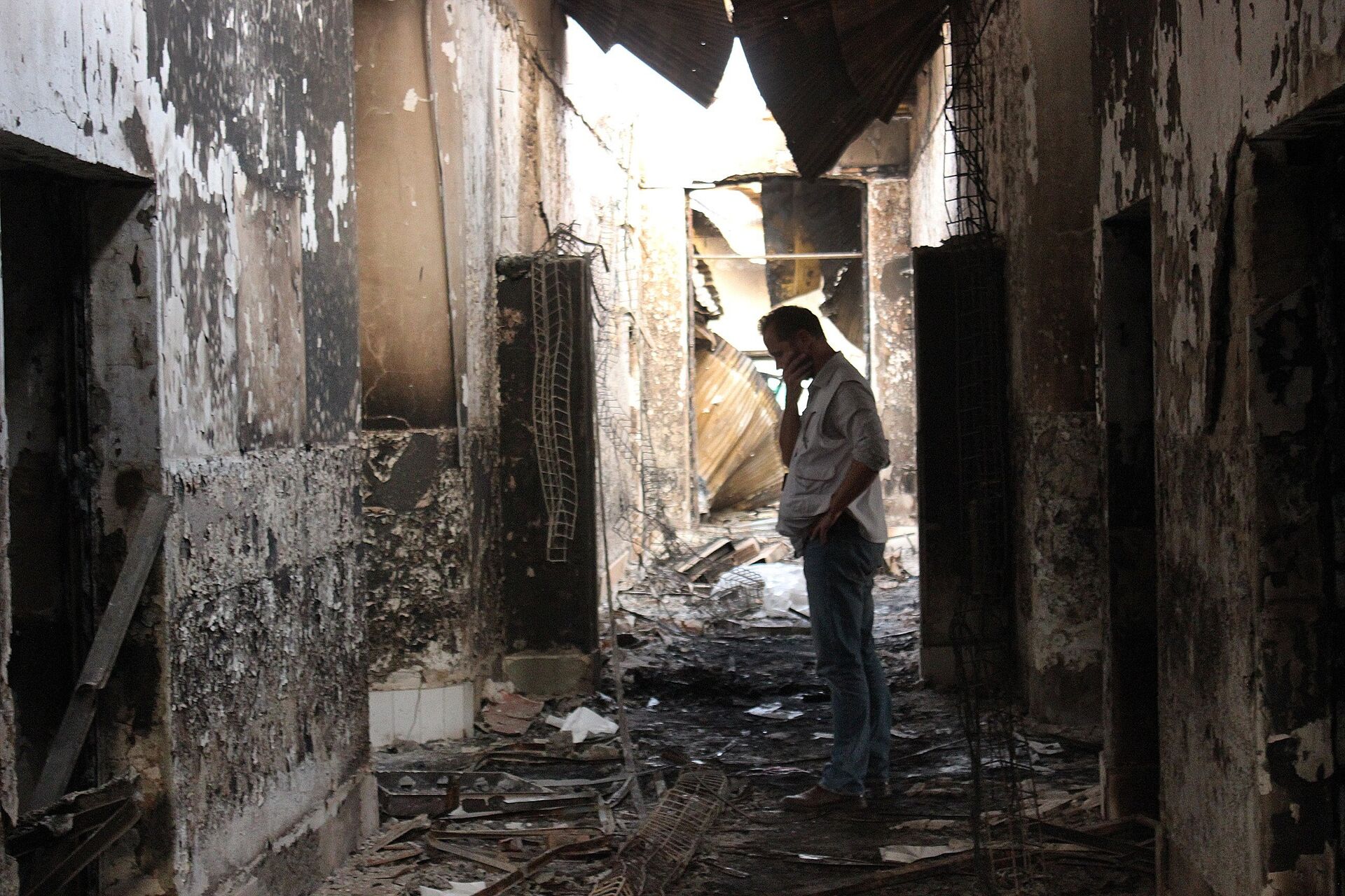 In this Friday, Oct. 16, 2015 photo, an employee of Doctors Without Borders walks inside the charred remains of their hospital after it was hit by a U.S. airstrike in Kunduz, Afghanistan - Sputnik International, 1920, 05.04.2022