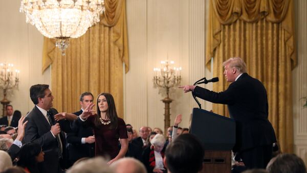 A White House staff member reaches for the microphone held by CNN's Jim Acosta as he questions U.S. President Donald Trump during a news conference following Tuesday's midterm U.S. congressional elections at the White House in Washington, U.S., November 7, 2018 - Sputnik International