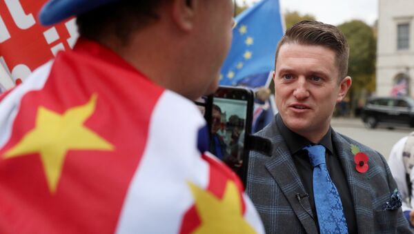 Tommy Robinson speaks to an anti-Brexit demonstrator outside the Houses of Parliament in London, Britain, November 6, 2018 - Sputnik International