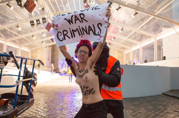 Femen activists protest against war criminals in Paris, France - Sputnik International