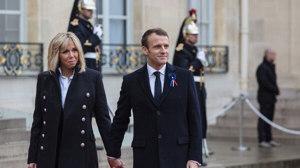 Emmanuel Macron with his wife - Sputnik International