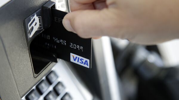 a customer inserts a credit card to buy gas - Sputnik International