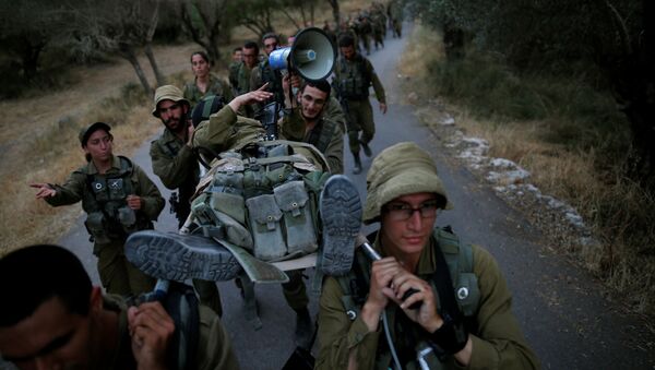 Israeli soldiers of the Search and Rescue brigade carry their comrade on a stretcher during a training session in Ben Shemen forest, near the city of Modi'in May 23, 2016 - Sputnik International