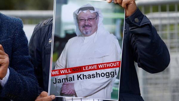 Activista con la foto del periodista desaparecido, Jamal Khashoggi - Sputnik International