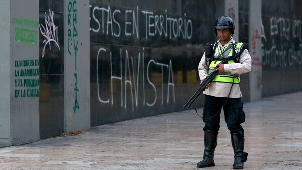 A Bolivarian National Police officer stands on guard - Sputnik International