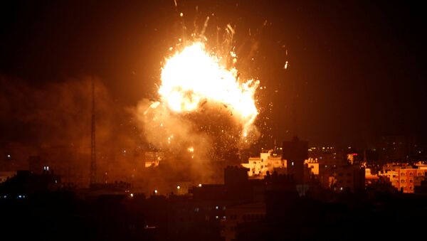 An explosion is seen during an Israeli air strike on Hamas's television station, in Gaza City November 12, 2018. - Sputnik International