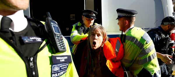 Police officers clash with demonstrators in Whitehall, outside Downing Street, in London, Britain November 14, 2018 - Sputnik International