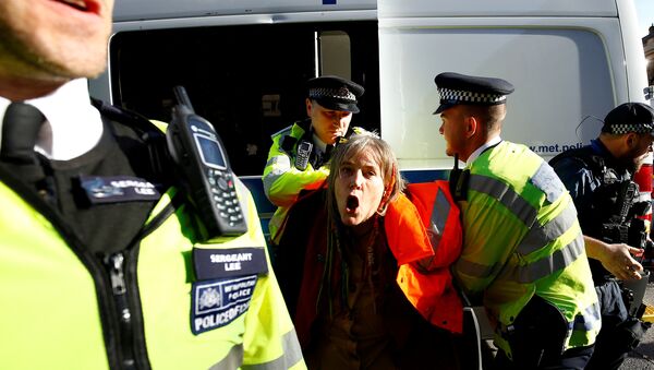 Police officers clash with demonstrators in Whitehall, outside Downing Street, in London, Britain November 14, 2018 - Sputnik International
