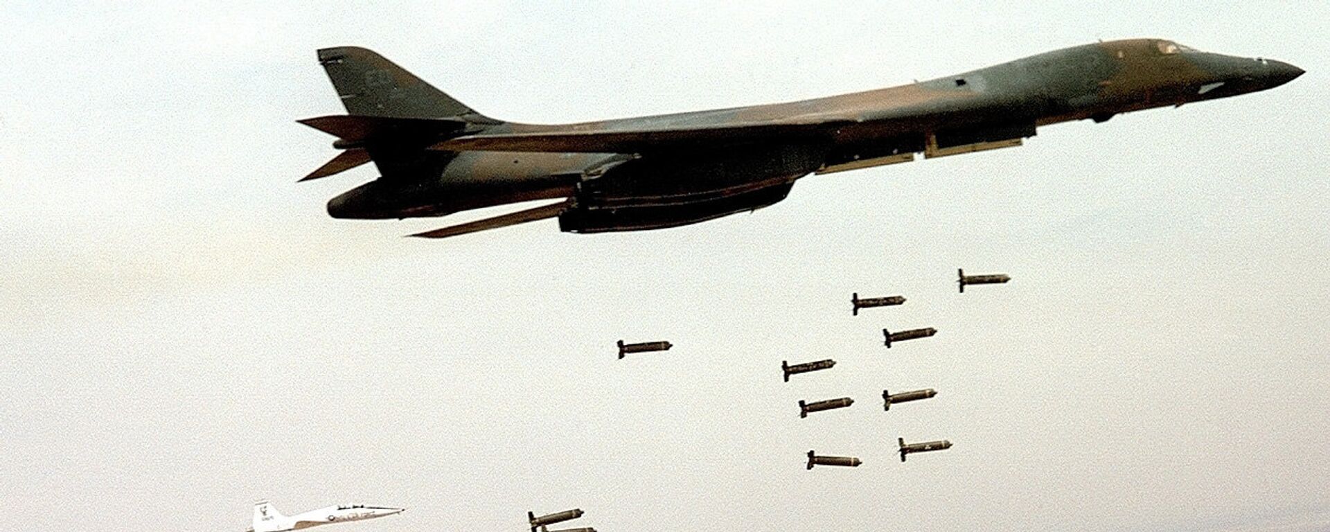 US B1 bomber dropping cluster bombs. - Sputnik International, 1920, 08.07.2023
