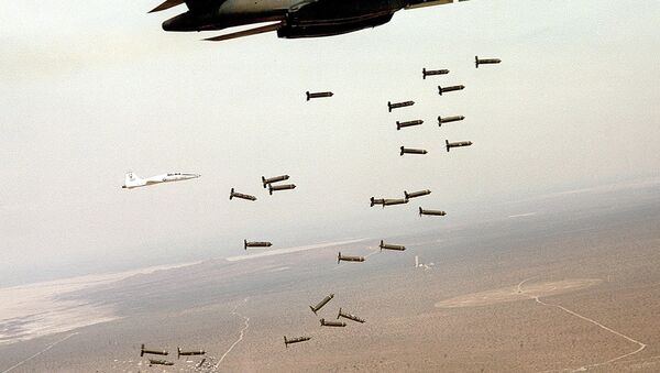 US B1 bomber dropping cluster bombs. - Sputnik International