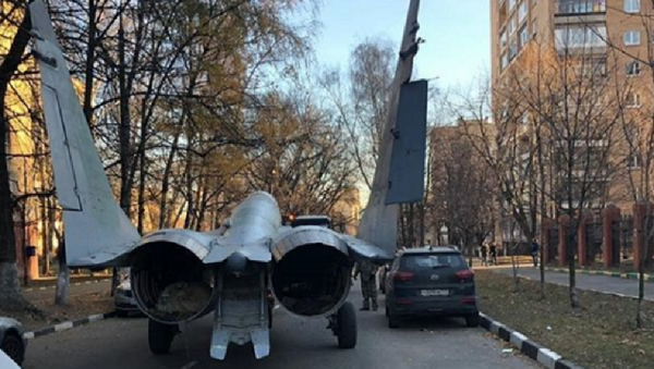 MiG-29 being driven through a street in Moscow suburb. - Sputnik International